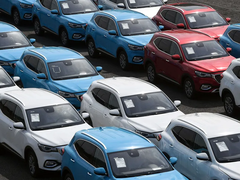 Kiinalaistuneen MG-brändin täyssähköautot odottivat ottajaansa kesäkuussa Tšekin tasavallassa.