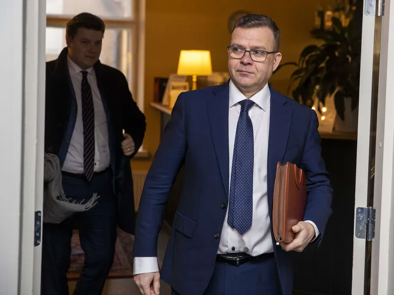 Kokoomus johtaa yhä täpärästi puoluekannatusmittauksia. Kuvassa puheenjohtaja Petteri Orpo tammikuussa 2023 saapumassa politiikan toimittajien tilaisuuteen.