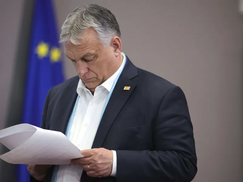 Unkarin presidentti pyrkii puuttumaan pääministeri Viktor Orbánin politiikkaan, joka rajoittaa seksuaalivähemmistöjen oikeuksia.