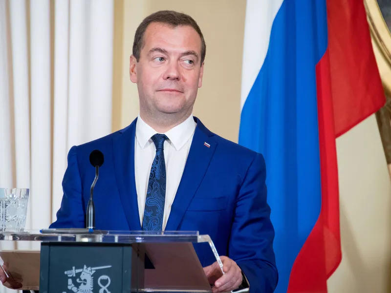 Dmitri Medvedev ei anna Venäjän rintaman romahtamisen häiritä kummallisia juttujaan. Kuvat otettu 2018 kun Medvedev vieraili Suomessa.