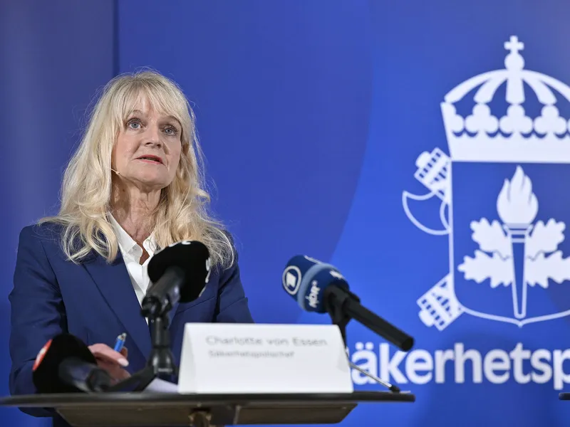 Ruotsin suojelupoliisin Säpon johtaja Charlotte von Essen kertoi lehdistötilaisuudessa torstaina, että terrorismin uhkatason nosto on pitkän aikavälin strateginen päätös eikä liity yksittäisiin uhkiin tai tapahtumiin.