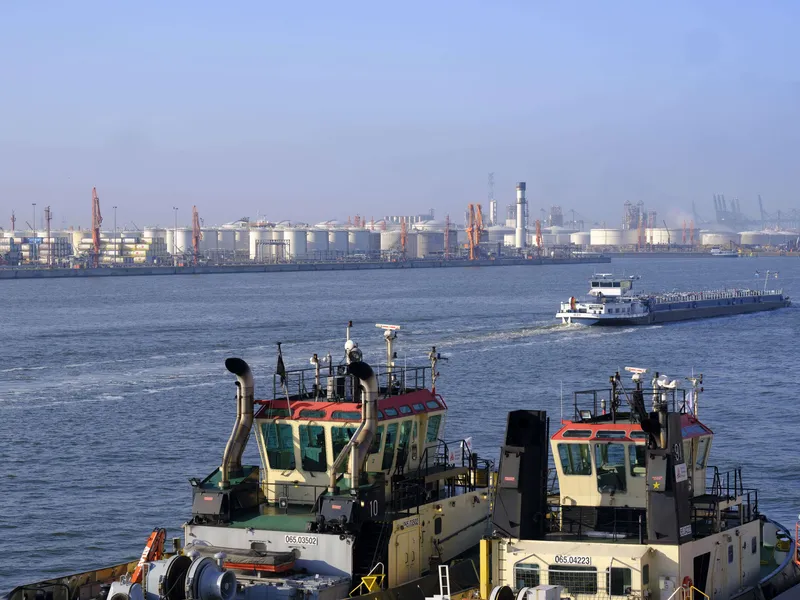 Antwerpenin satama on Euroopan toiseksi suurin satama. "Ne tekijät, jotka tekevät satamastamme houkuttelevan paikan lailliselle kaupankäynnille, tekevät sen valitettavasti yhtä houkuttelevaksi myös laittomalle kaupankäynnille", Belgian sisäministeri Annelies Verlinden sanoo.