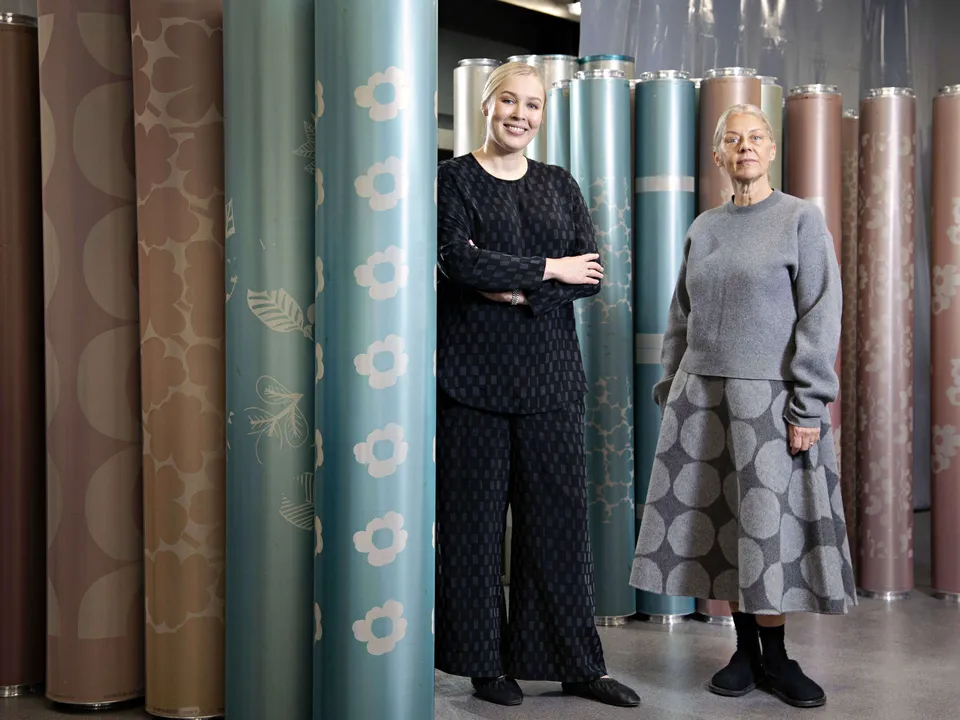 Marimekon visiona on olla maailman kiehtovin lifestyle-brändi. Toimitusjohtaja Tiina Alahuhta-Kasko (vasemmalla) ja taiteellinen johtaja Rebekka Bay esittelivät viime viikolla yhtiön uusia tavoitteita.