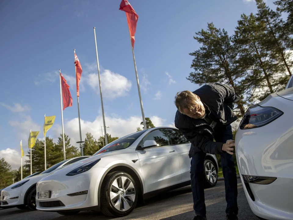 ”Merkkiuskollisuus painoi. Mutta kyllä siellä hyviä kilpailijoita on. Perinne­merkeiltä on ­t­ullut ­autoja, jotka ­vahvasti ­kilpailevat ­ominaisuuksilta ja ­hinnallaan”, sanoo Timo ­Rautiainen. Rautiaisten neljäs Tesla on Suomen  ensimmäinen Y-malli.