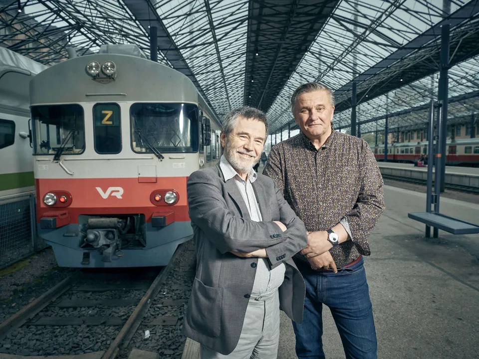 Raidealan ­konsultti­ Antero Alku (vas.) ja Onnibusin ­perustaja Pekka Möttö ovat mukana Suomen Lähijunissa. Taustalla VR:n Sm2-juna­yksikkö lähdössä ­Z-junana Lahteen.