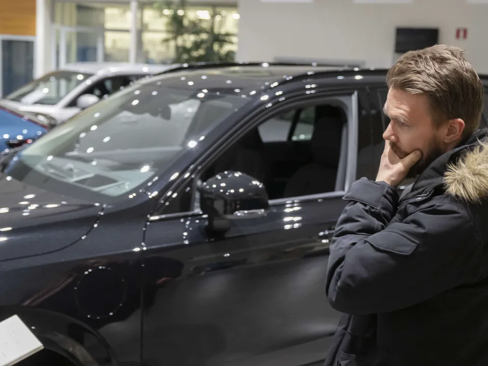 Tuomas Lähteenoja tutki Turun Keskusautohallissa Volvon XC90-hybridimaasturia. Uuden auton sijaan hän ostaisi todennäköisesti käytetyn: ”Rahastahan se on kiinni”, hän sanoo.