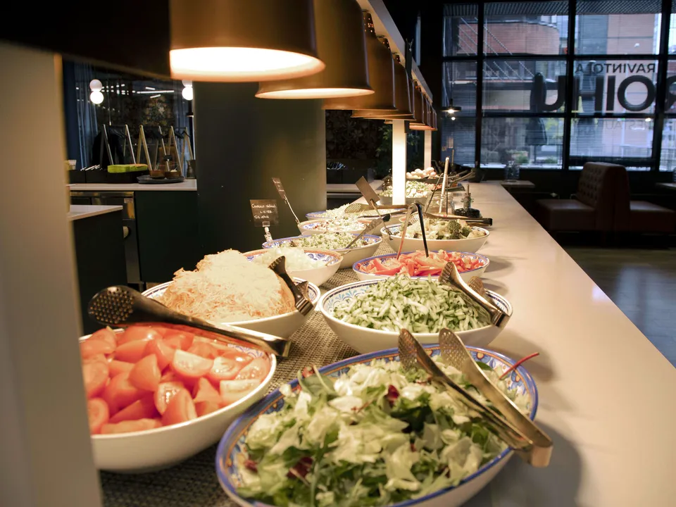 Compass Groupin ravintola Roihu Helsingin Ruoholahdessa tarjoaa lisukevalikoiman, josta kotikonttorilainen voi vain haaveilla.