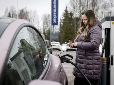 Hinnat esiin. Sähköauto-aktiivi Mira Riikonen iloitsee paranevasta latausverkosta, mutta hinnoista pitäisi kertoa paljon selvemmin: ”Teknisesti monissa latureissakin olisi mahdollista näyttää asiakkaalle toteutuva hinta ja käytetty palvelu”.