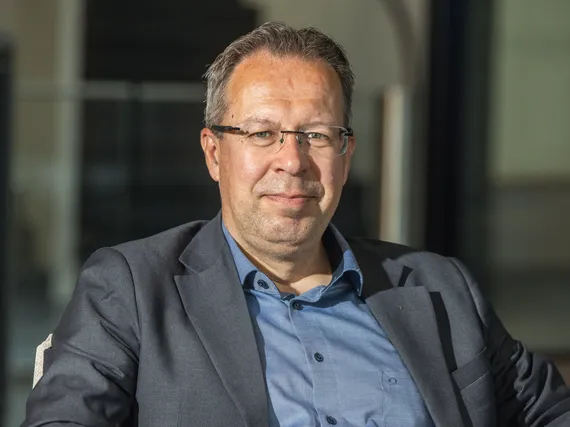 Kullan hinta noussut jyrkästi – Lippo Suominen: ”Kun dollari heikkenee, kulta houkuttaa”