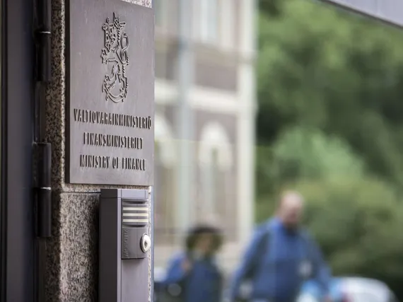 Suomen valtiolla käynnissä ”uhkailu ja kiristys”, sanoo irtisanoutunut sote-johtaja – ”Ei tästä mitään tule”