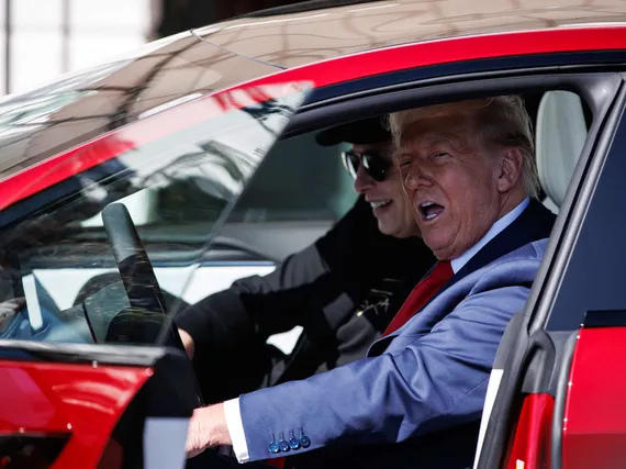 Paniikkinappulaa painettu USA:ssa – Donald Trumpin puheet säikäyttivät autoteollisuuden
