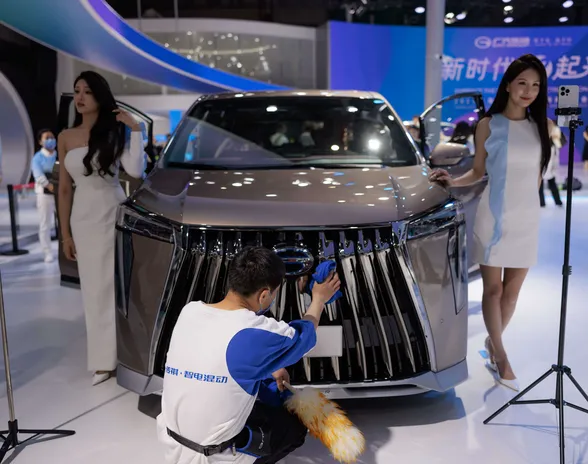 Kiinalaiset autonvalmistajat haastavat vakiintuneet autonvalmistajat sähköisillä ja edullisilla automalleillaan.
