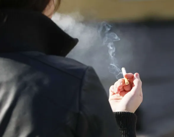 Tupakointi ja nikotiinituotteiden käyttö kannattaa lääkäreiden mukaan lopettaa heti.