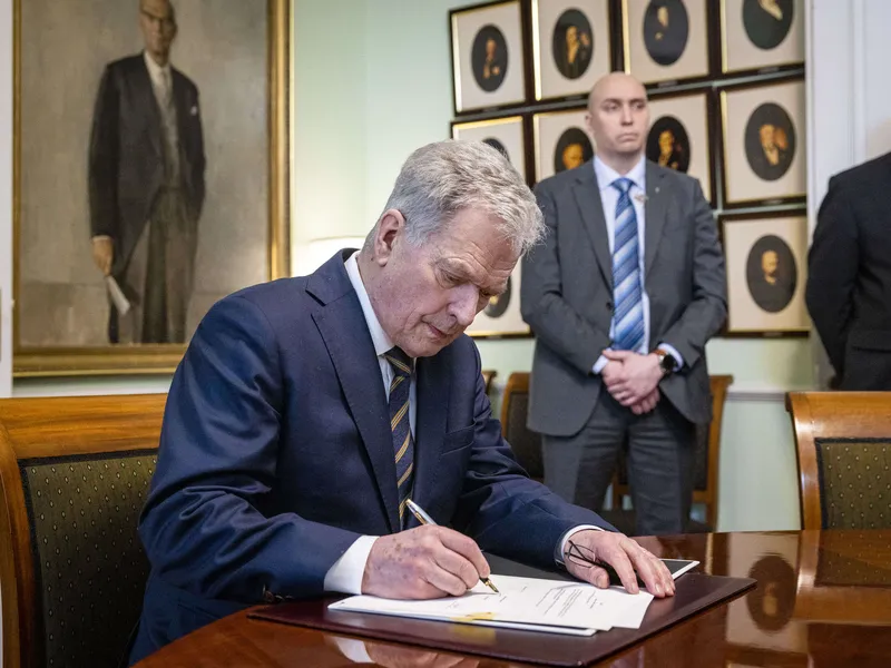 Presidentti Sauli Niinistö allekirjoitti lait Natoon liittymiseksi presidentin esittelyssä Valtioneuvoston linnassa torstaina.