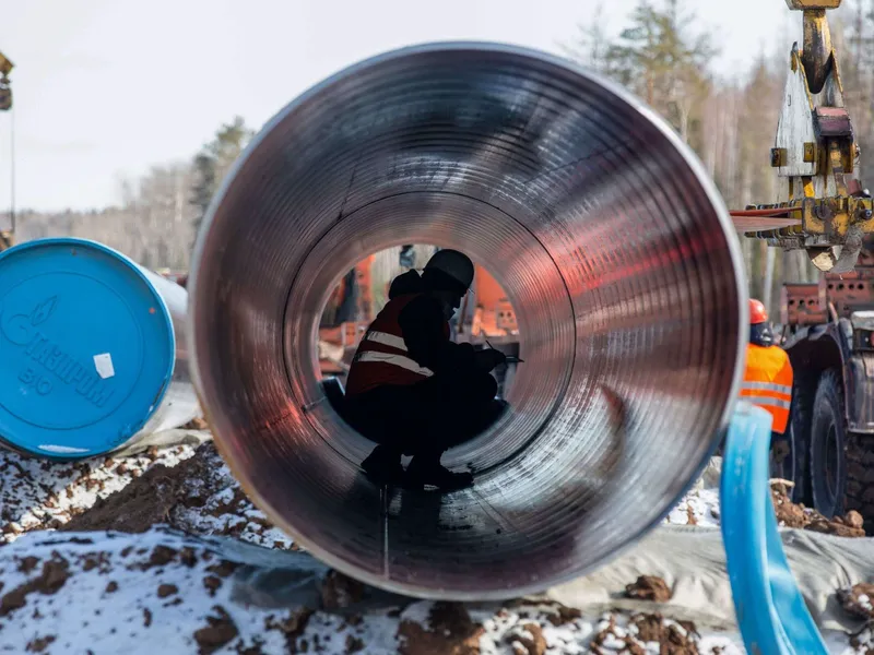Venäjältä Kiinaan kulkeva Power of Siberia 1 -kaasuputki on 3000 kilometriä pitkä. Gazprom on rakentamassa siihen laajennusta. Työntekijä laskee putkea vuonna 2021.