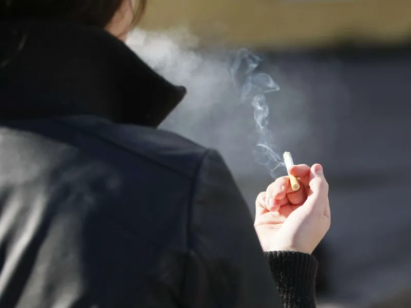 Tupakointi ja nikotiinituotteiden käyttö kannattaa lääkäreiden mukaan lopettaa heti.