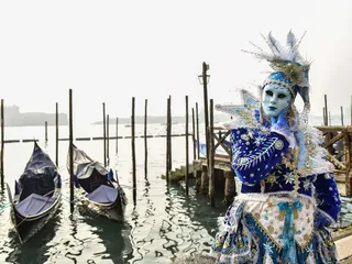Italian talouden ongelmat liittyvät myös maan poliittiseen epävakauteen ja turbulenssiin, josta kertoo muun muassa se, että nykyinen Giorgia Melonin johtama hallitus on Italian 69. toisen maailmansodan jälkeen. Kuva Venetsian historiallisista karnevaaleista helmikuulta.