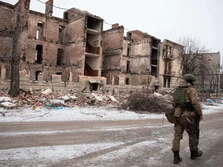 Ukrainalaissotilas Donetskissa Lymanin kaupungissa, jonka Ukrainan joukot saivat takaisin haltuunsa syksyllä.