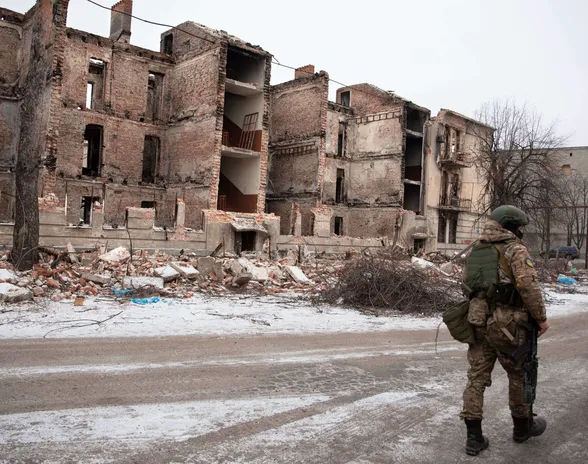 Ukrainalaissotilas Donetskissa Lymanin kaupungissa, jonka Ukrainan joukot saivat takaisin haltuunsa syksyllä.