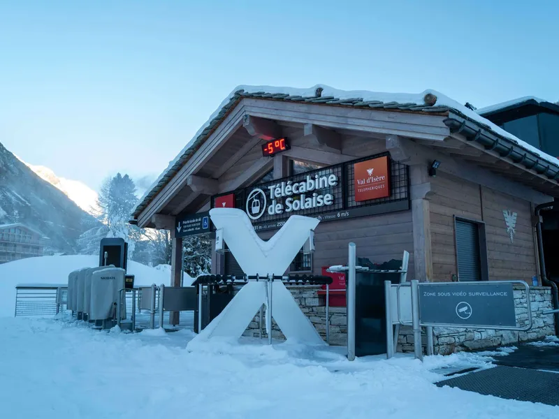 Alppien hiihtokeskukset on suljettu kaikkialla muutamaa sveitsiläistä poikkeusta lukuun ottamatta. Myös Davosin talousfoorumi järjestettiin ensimmäistä kertaa kokonaan virtuaalisena. Kuvassa Ranskan Val d'Isere.
