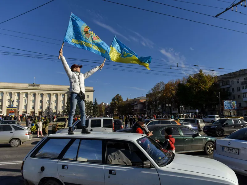 Ukrainalaiset juhlivat vapautetussa Hersonin kaupungissa. Herson oli ainoa Venäjän miehittämä oblastin keskuskaupunki Ukrainassa.