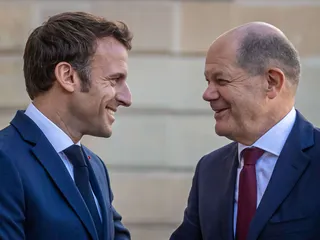 Suurten EU-maiden Ranskan ja Saksan johtajat Emmanuel Macron (kuvassa vasemmalla) ja Olaf Scholz saavat kritiikkiä.