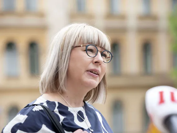 Ministeri Aino-Kaisa Pekonen vaatii Suomeen kokeilua 6 h työpäivästä tai 4  päivän työviikosta | Uusi Suomi
