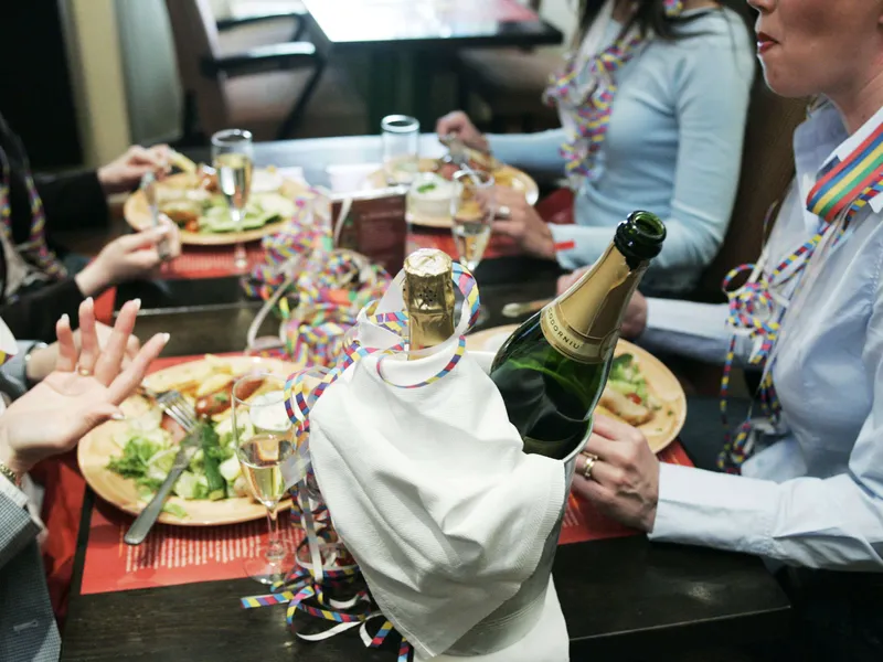 Ravintoloiden vappu on lyhyt mutta tärkeä: ”Kuudelta kerätään alkoholit  pois ja viimeisen tunnin ajan saa juoda mehua ja limpparia” | Talouselämä