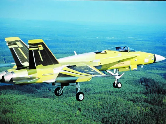 Suomi teki kovan päätöksen keskellä 1990-luvun maailmanhistoriallista  murrosta – Näin Hornet-hankinta tehtiin ja F-16 jätettiin kakkoseksi |  Tekniikka&Talous