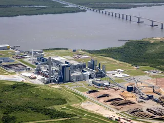 UPM:n Fray Bentosin tehtaan rakennutti Metsä-Botnia. Hanke joutui alussa kiistakapulaksi, koska se sijaitsee
                              Argentiinan ja Uruguayn rajajoella.