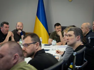 Ukrainan presidentti Volodymyr Zelenskyi tiistaina turvallisuusneuvoston hätäkokouksessa, joka järjestettiin Kah’ovkan patotuhon vuoksi.