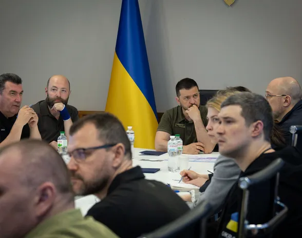 Ukrainan presidentti Volodymyr Zelenskyi tiistaina turvallisuusneuvoston hätäkokouksessa, joka järjestettiin Kah’ovkan patotuhon vuoksi.