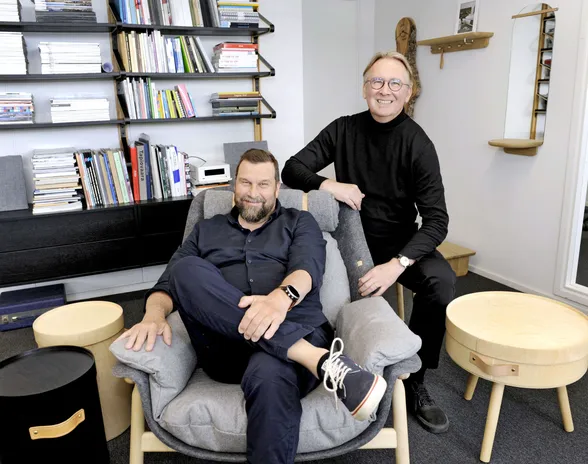 Tapio Anttila (vas.) on toiminut huonekalusuunnittelijana 1980-luvulta lähtien. Toimitusjohtaja Sixten Helenelundin tausta on vaatetusalalla.