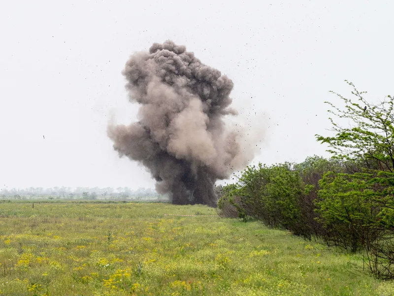 Arkistokuvassa käyttämättömien venäläisräjähteiden neutralisointia Hersonin alueella toukokuussa.