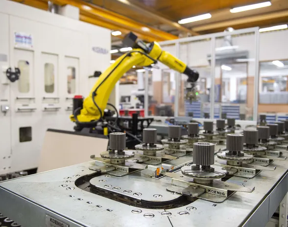 Kun robotit hoitavat kappaleidenkäsittelyn, voi yksi työntekijä käyttää useampaa konetta.