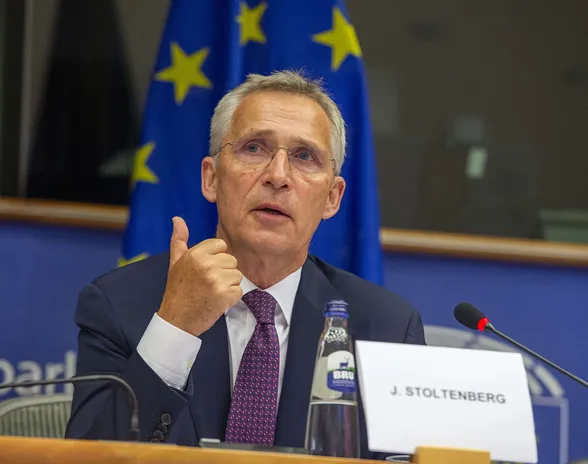 ”Olemme nostaneet valppauttamme. Seuraamme tarkasti, mitä rajojemme läheisyydessä tapahtuu”, Naton pääsihteeri Jens Stoltenberg totesi torstaina Euroopan parlamentissa.