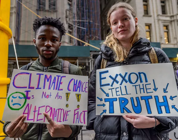Yli 350 ympäristö-, kansalais-, ja korkeakouluopiskelijajärjestöä edustavat aktivistit kokoontuivat New Yorkissa vaatimaan Exxonia vastuuseen ja kertomaan totuuden jo vuonna 2017.