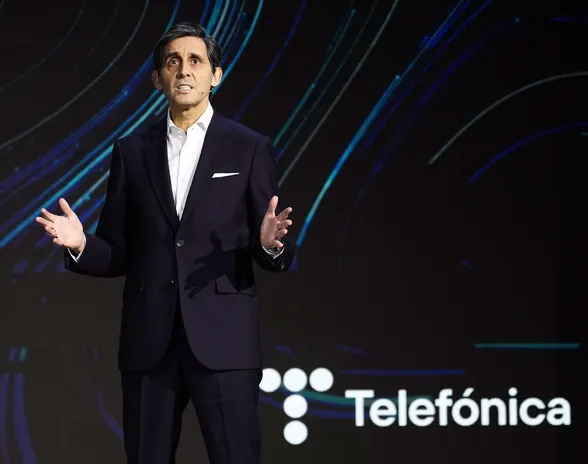 Telefónican pääjohtaja José Maria Álvarez-Pallete haluaisi kannattavuuden parantamiseksi kapasiteetin käyttömaksut myös suurille alustoille, kuten Alphabet, Microsoft tai Netflix. Kuvassa Álvarez-Pallete mobiilimessuilla Barcelonassa helmikuussa 2023.