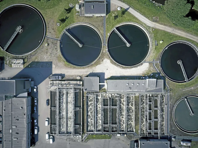 Tekoälypilotti paljasti Lahti Aquan jäteveden­puhdistamolta kerätyssä datassa pieniä puutteita, joihin ei aiemmin ollut kiinnitetty huomiota. Tekoälyn avulla on mahdollista optimoida puhdistusprosessia ja parantaa laadunvalvontaa.