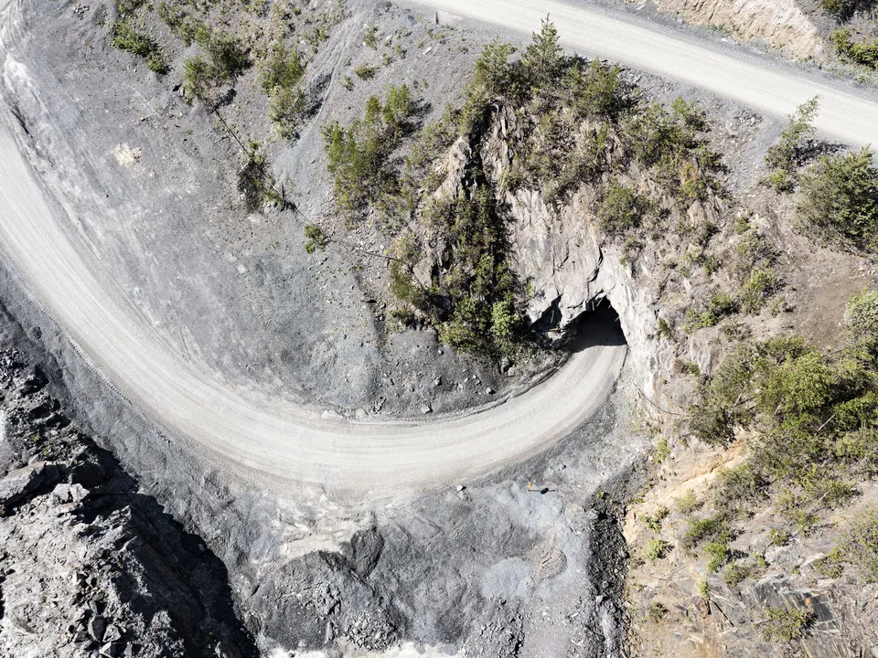 Pampalon kaivoksen suuaukolta alkaa kymmenien kilometrien pituinen tunnelien verkosto, joka ulottuu yli 800 metriä maan alle.