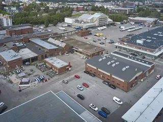 Helsingin kaupunki aikoo ajaa alas Kalasatamassa sijaitsevan Tukkutorin Pakastamon tilat pikavauhtia. Alueella toimii 300 yritystä.