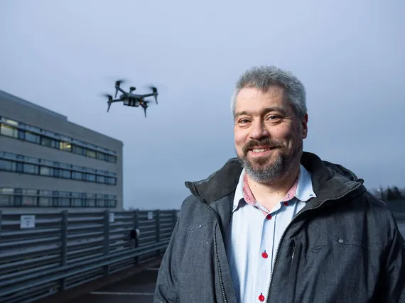 Suomalaisfirma kehitti terästetyn drooniparven – ”Tämä on oikeasti iso megatrendi”