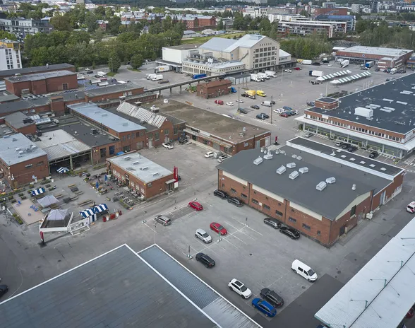 Helsingin kaupunki aikoo ajaa alas Kalasatamassa sijaitsevan Tukkutorin Pakastamon tilat pikavauhtia. Alueella toimii 300 yritystä.
