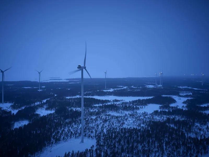 Viime vuoden aikana Suomeen rakennettiin 2 430 megawattia uutta tuulivoimakapasiteettia ja samalla tuulivoimakapasiteetti kasvoi 75 prosenttia.