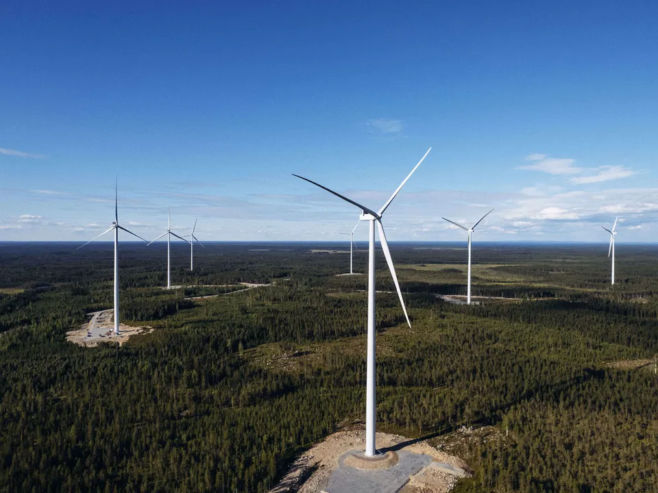 Ilmattaren Piiparinmäen ­tuulipuisto on 41 turbiinillaan Suomen suurimpia. Voimaloiden napakorkeus on 155 metriä.