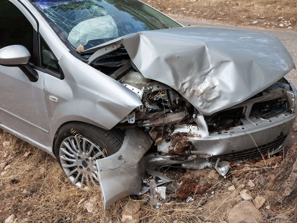 Чем грозит разбитый. Битые машины. Разбитое лобовое стекло на ваз 2170. Разбитые стекла в машине. Чем грозит разбитый.