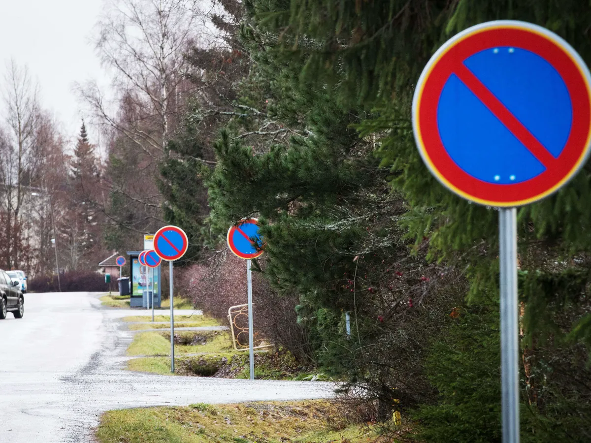 Hallituksen lakihanke jakaa mielipiteet – Täysin aikarajaton pysäköinti  ihmetyttää, ”Ei pidä missään tilanteessa sallia” näiden liikennemerkkien  kohdalla | Uusi Suomi