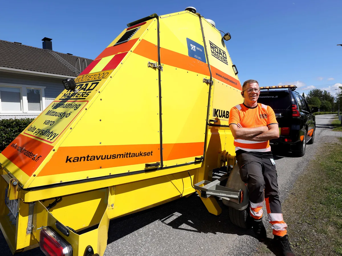 Pudotuspainolaitteen 100-kiloinen paino tuottaa 5 000 kg iskun katuun ...