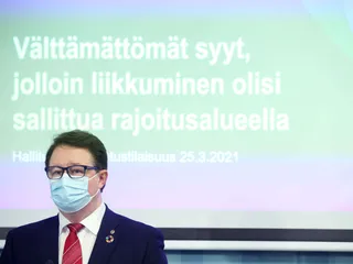 Johtaja Mika Salminen Terveyden ja hyvinvoinnin laitokselta (THL) kertoi hallituksen tiedotustilaisuudessa, että tällä hetkellä Suomen riskit tulevat illanistujaisista ja muista yksityisistä kokoontumisista. Näitä pyritään estämään uusilla liikkumisrajoituksilla.