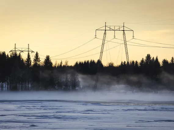 Oma sähkölasku kolminkertaistui – Nyt Energiateollisuuden johtaja vastaa syytöksiin